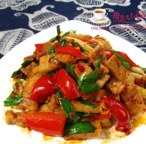香蒜辣炒回锅肉的制作方法（中式经典家常菜，让你一饱口福）