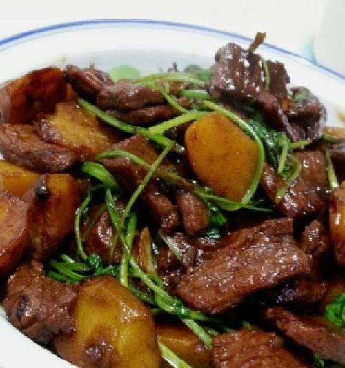土豆煨牛肉的家常美食（用中式烹饪方法打造的营养美食）