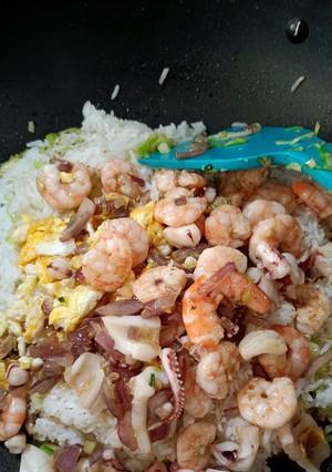 美味可口的鱿鱼须炒饭（融合中西口味，丰富多彩）