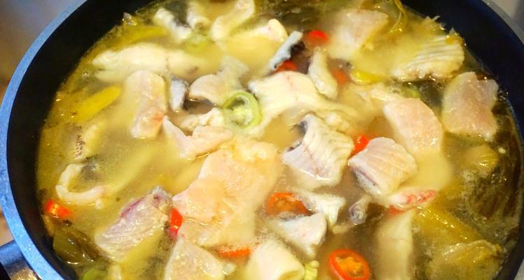 酸菜炖鲫鱼的做法（家常美味，清香扑鼻）