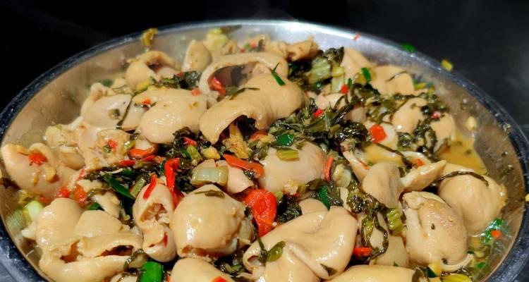 酸菜肥肠的制作方法（咸香可口，营养丰富，让你回味无穷）