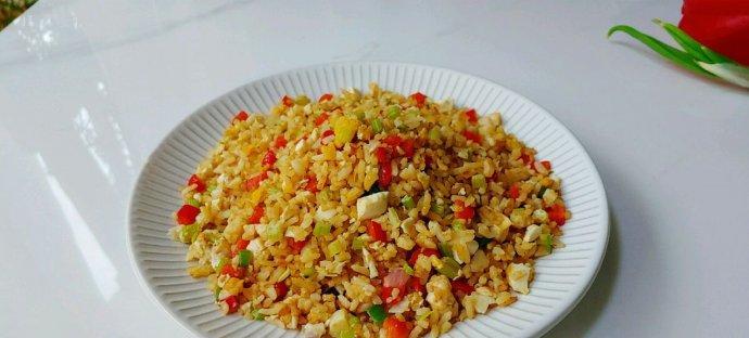 香葱蛋炒饭的秘密做法（用这个做出颜值和口感兼备的香葱蛋炒饭）