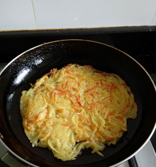 用香煎胡萝卜丝做的美味饼（健康美食，简单制作）