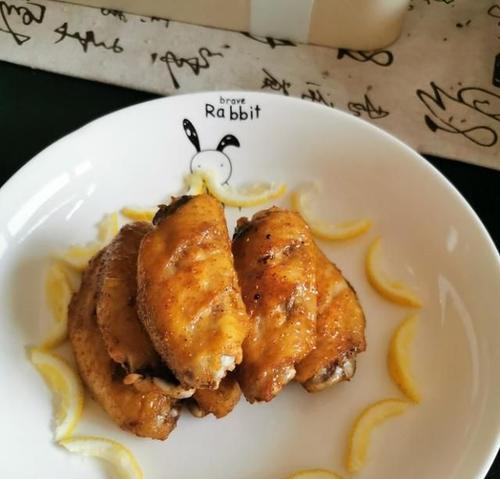 香草柠檬鸡翅，美味可口的鸡肉料理（以新鲜的香草和柠檬为主要调味料，简单易做，足以满足你的味蕾）