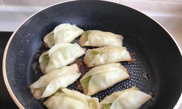 以西葫芦为主材制作美味锅贴（健康营养的家常菜谱，轻松做出的美味佳肴）