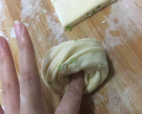 手把手教你制作美味小葱花卷（简单易学的小葱花卷做法，让你的早餐更加丰富多彩）