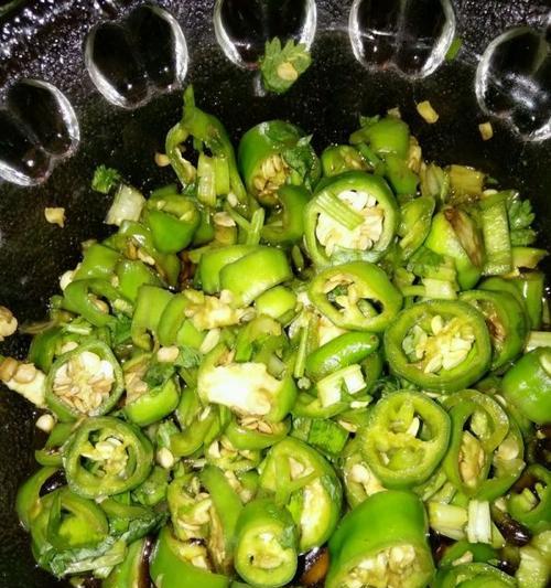 制作美味极辣椒圈的秘诀（以青椒和酱料为基础的热辣小吃制作，味道鲜美，口感十足）