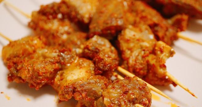 以孜然烤双肉串为主角的美食盛宴（传承民俗美食，品味口感与文化的完美融合）