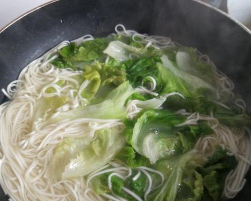 鲜虾瘦肉生菜面，美味营养的佳肴（15个步骤轻松学做，让您在家也能享受高级菜肴）