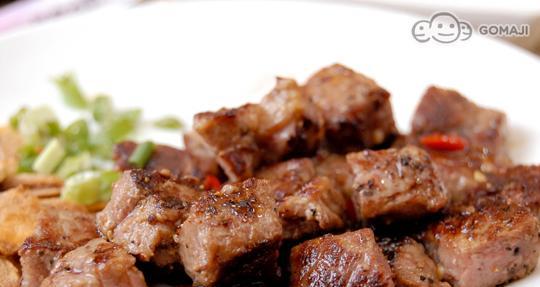 用料简单，口感绝佳——香煎软排的做法（肉质嫩滑，外皮酥脆，美味不可挡）