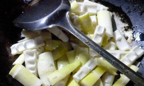 酸辣春笋的做法（鲜香口感，佳肴美味）