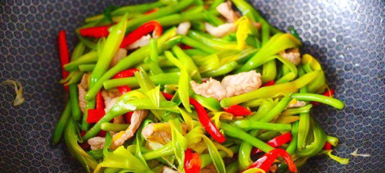 鲜黄花菜炒肉丝的美味做法（口感清爽爽口，营养丰富美味的佳肴）
