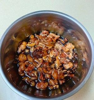 电饭煲美食制作（以香菇琵琶鸡腿为例，教你如何做出一道美味佳肴）