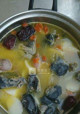 山药炖乌鸡，养生佳肴（传统汤品，营养丰富；健康美味，老少皆宜）