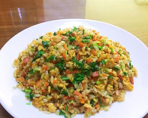 自创鸡蛋香菜火腿肠炒饭的做法（用简单食材打造美味佳肴，味道绝妙）
