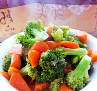 家常美食——以西兰花炒红萝卜的做法（清爽口感，丰富营养，健康又美味）