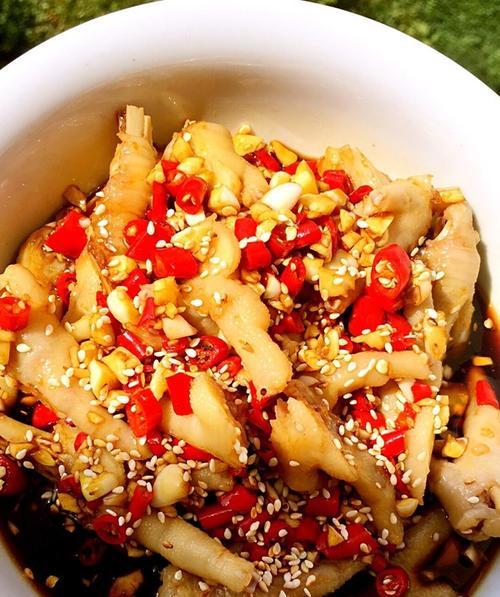 香辣鸡脚的制作方法（辣爆你的味蕾，让你欲罢不能！）
