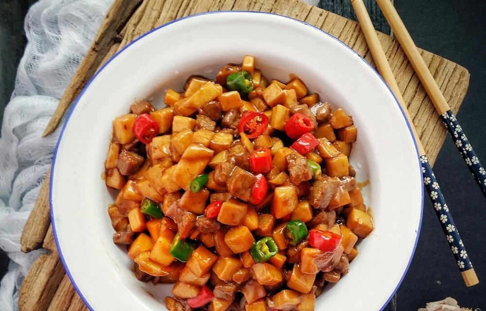 油豆腐炒杏鲍菇，让你尝到不一样的美味（健康营养，简单易做，家庭必备，美味无限）