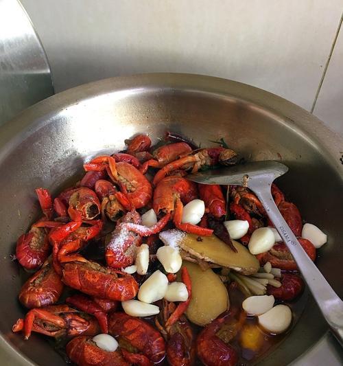 油焖大虾小龙虾的做法（美味可口的鲜味十足）
