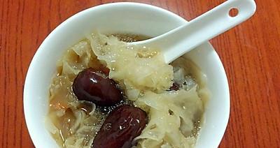 家常美食（山药、银耳、枸杞等多种食材打造的一道甜品佳肴）