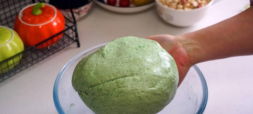 手工制作芝麻花生青团（传统美食的独特滋味）