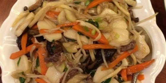 以什锦年糕，一道色香味俱全的美食佳品（用丰富的配料和独特的烹饪方法，打造出别样风味）
