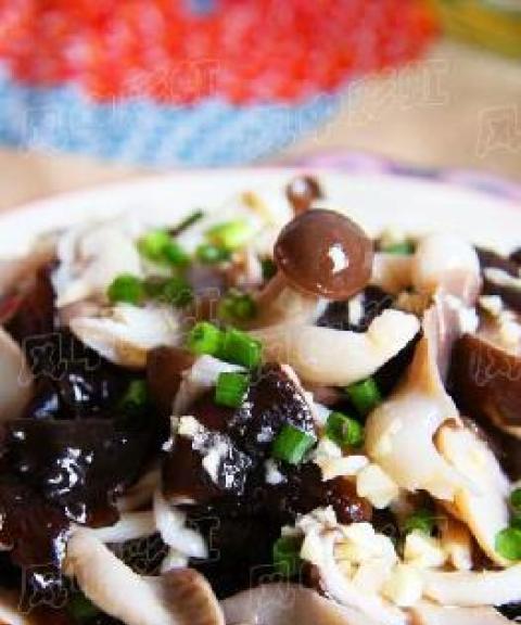 尝鲜美食——蟹味菇炒木耳（鲜香口感，健康美食一网打尽）