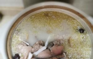 椰汁鸡的做法（用椰汁烹制的鸡肉美味佳肴）