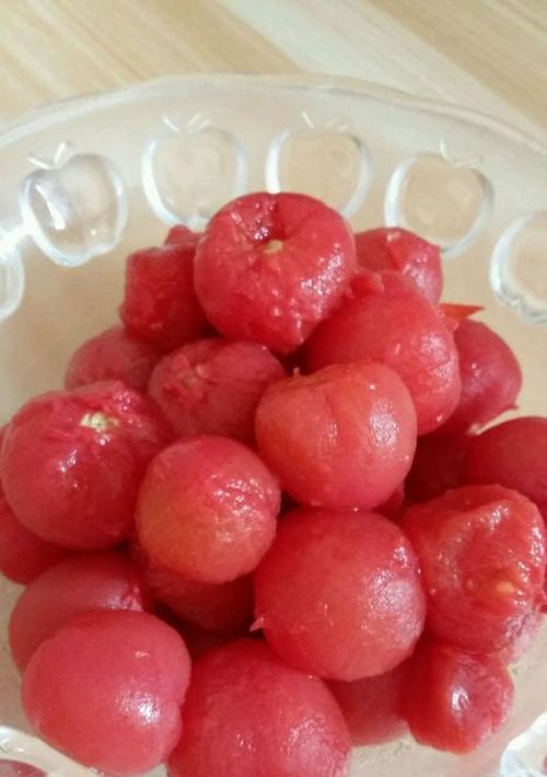 樱花圣女果糖水的制作（甜美清爽的春季饮品）