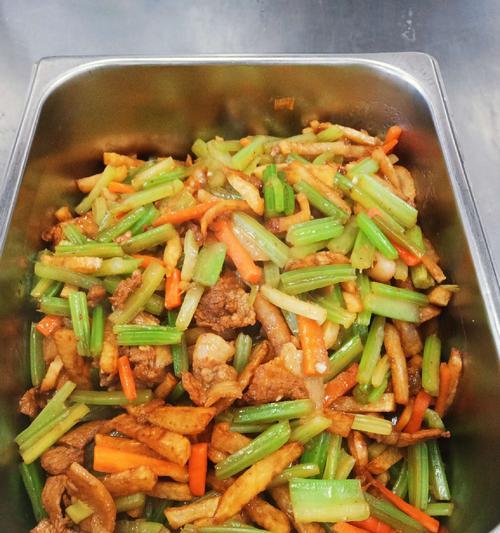 美味健康，土豆条烧芹菜（做法简单，营养丰富，家常好味）