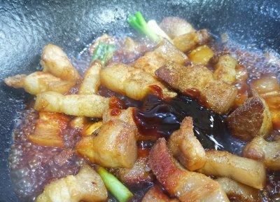 鲜笋红烧肉的做法（家常美味，健康营养，口感丰富）