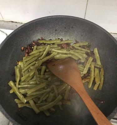 美味腌豆角的做法（手把手教你做好腌豆角，做出口感独特、鲜香可口的小吃）