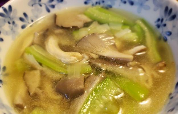 丝瓜炒平菇，简单健康又美味的家常菜（一道色香味俱佳的素食佳肴）
