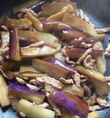 学会用肉丝烧茄子，让你的家常菜更上一层楼（做法简单，味道美味可口，营养健康，适合全家人享用）