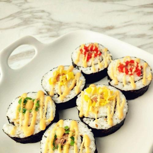 手把寿司卷，让你轻松做出日式美食（学会这些技巧，还原地道的日本寿司卷）