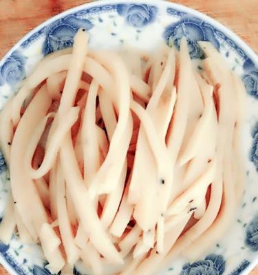 别样美味，以碗豆凉粉为主题的做法大揭秘（简单易做，营养丰富的夏日佳品，以豆为基础，以清爽为主）