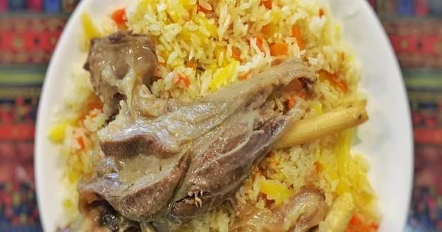 新疆抓饭鸡肉版，传承经典的美食（传统手艺，独特魅力，一起来品味！）