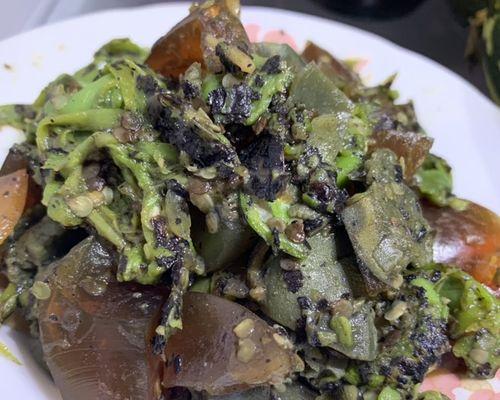 用烧椒皮蛋制作美味佳肴（传统风味与创新融合，尝试独特的口感体验）