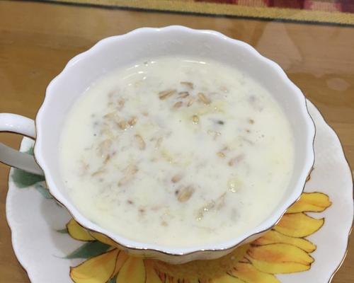 自制美味香蕉奶香燕麦球（健康营养的小零食，让你爱上健康生活）
