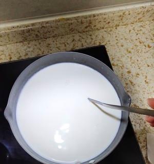 自制鲜奶冰激凌的做法（甜蜜夏日，自制鲜奶冰激凌教程）