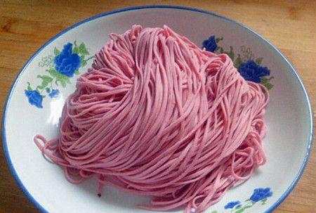 油泼火龙果面的制作方法（用自制火龙果面制作美味佳肴）