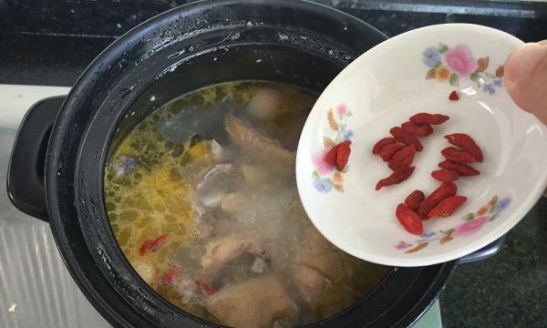 手工面筋包肉枸杞鸡汤做法（家常鸡汤的提升，让你吃出健康与美味）
