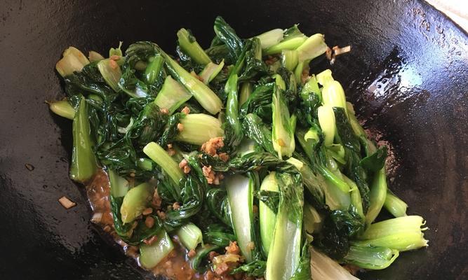 香气四溢，口感鲜美——以油滋啦炒油菜的做法（传统风味烹制，美食佳肴必备！）