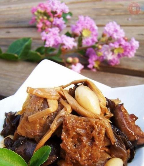 一道美味的四喜香菇佳肴（以香菇为主材，让你口感丰富的美食之旅）