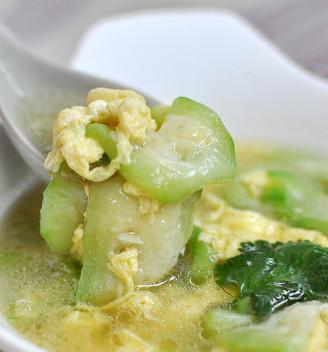 以丝瓜海产粥为主的美味健康佳肴（一道简单易做的营养美食，让你体验不一样的味道）