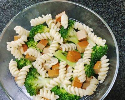 轻松做出美味通心粉沙拉（以健康为主旨的家常食谱，新颖多样的口感满足您的味蕾）