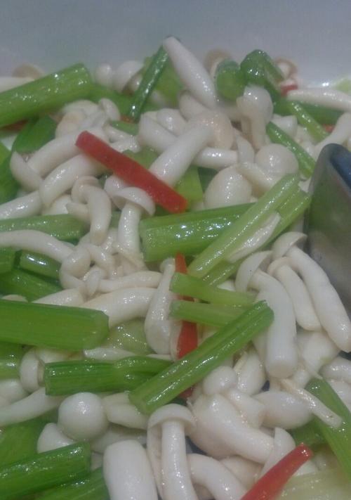 美味可口的以西芹木耳白玉菇（教你如何做出口感鲜美的以西芹木耳白玉菇）