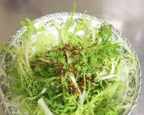 以香香小苦菊为主角的美食制作（让你感受苦味与芳香的完美结合）