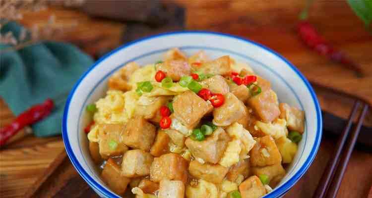 美味健康的虾皮蛋松焖豆腐（家常菜谱，营养美味，以豆腐为主料，以虾皮和蛋为调料。）