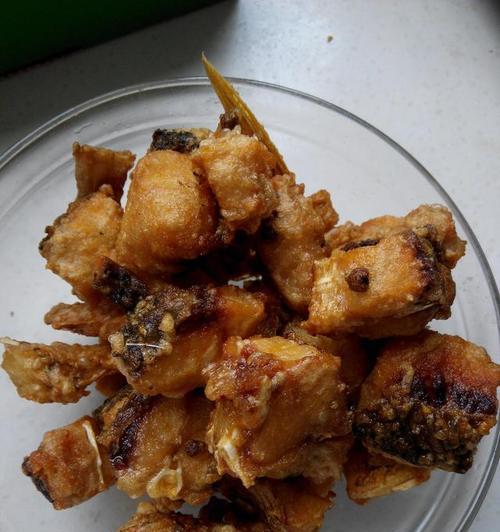江鱼炸得酥脆可口，做法不再神秘（传统美食的味蕾盛宴，分享江鱼炸的窍门）